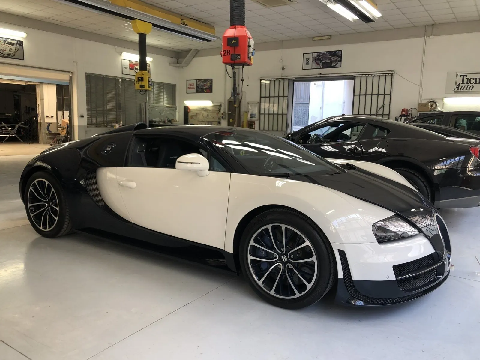 Una Bugatti nera e bianca nell’officina di Ticino Auto