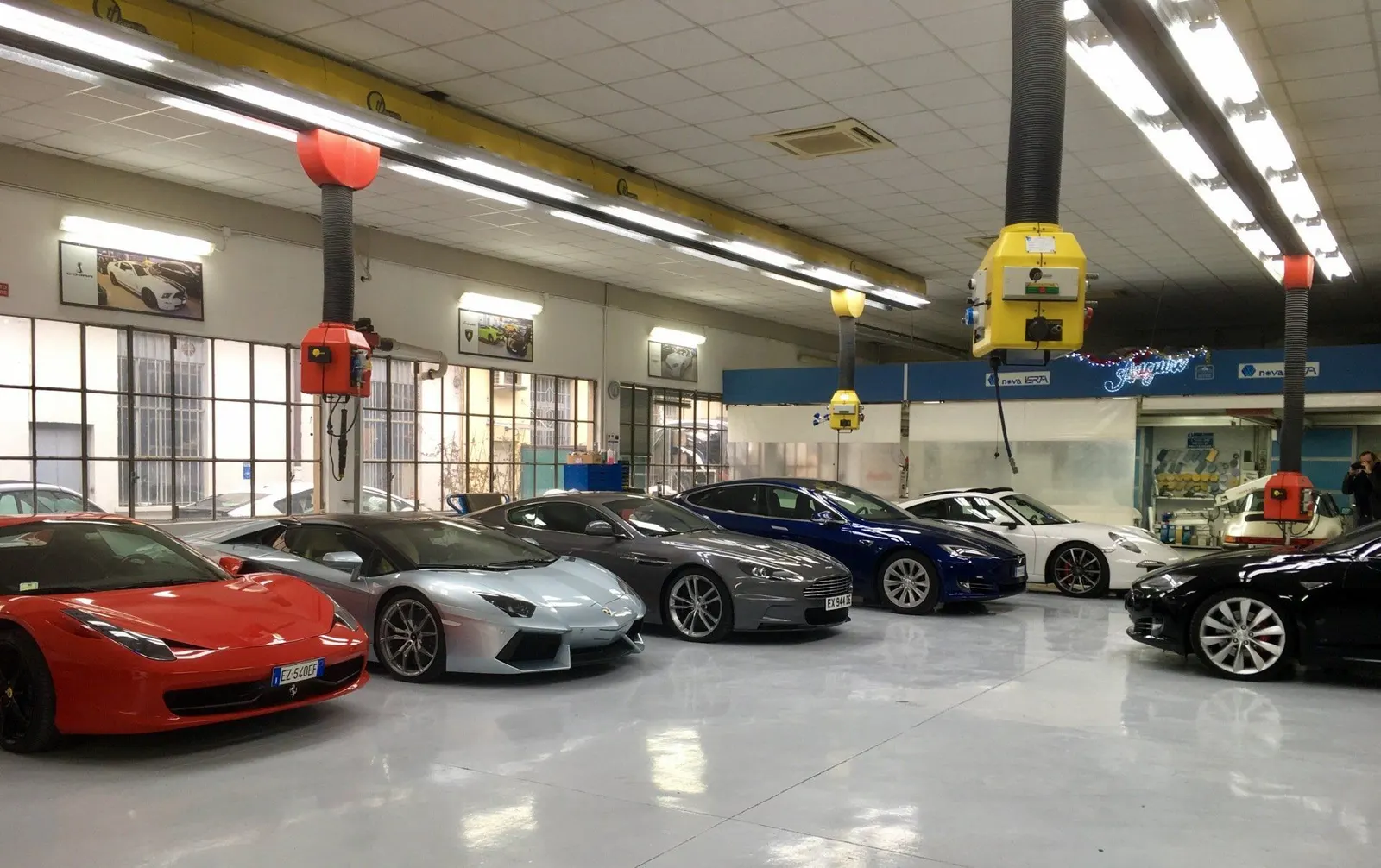 L’officina con Ferrari e altre auto in lavorazione
