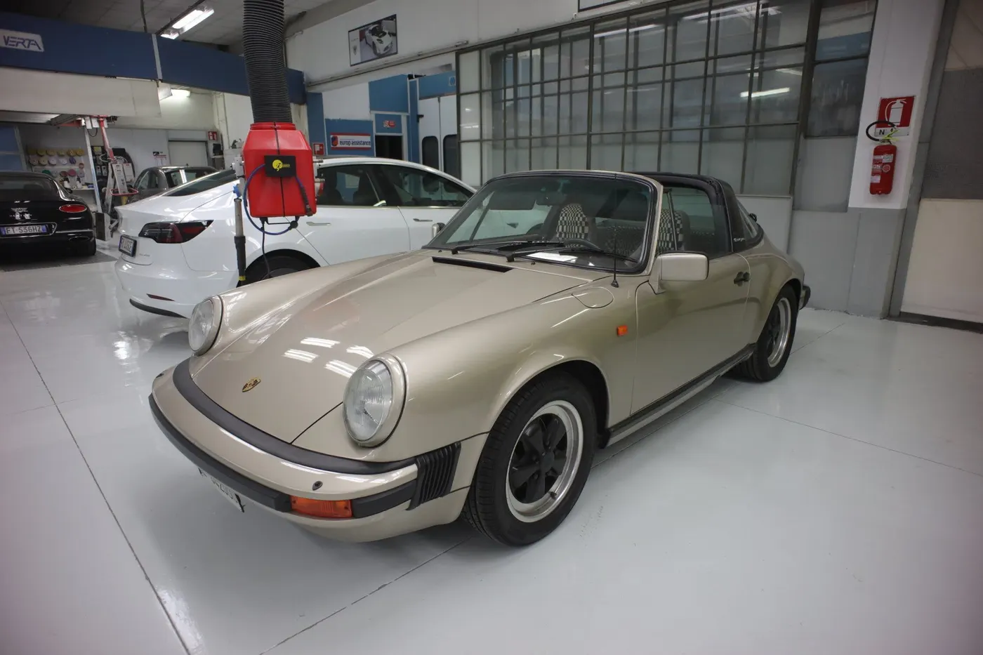 Una Porsche 911 d’epoca pronta in carrozzeria
