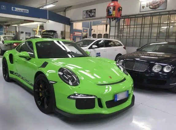 Una Porsche verde in carrozzeria
